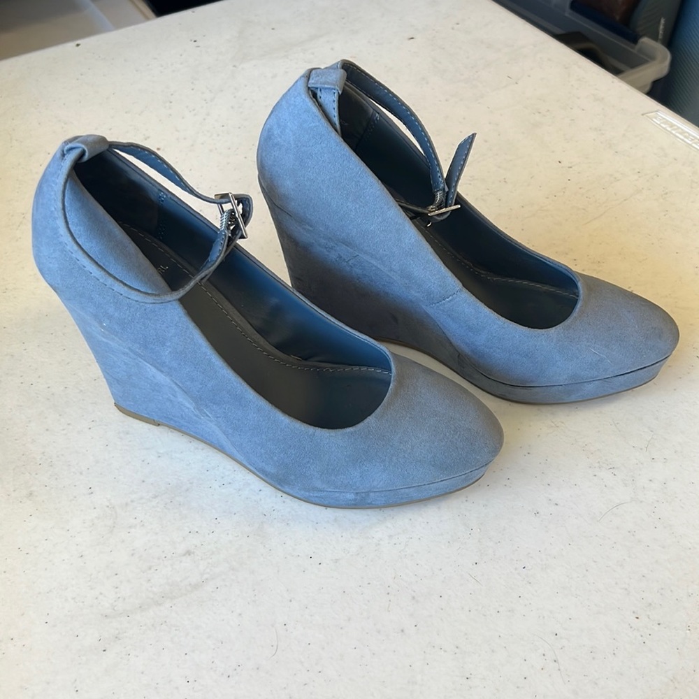 Material girl blue faux suede shoes size 7